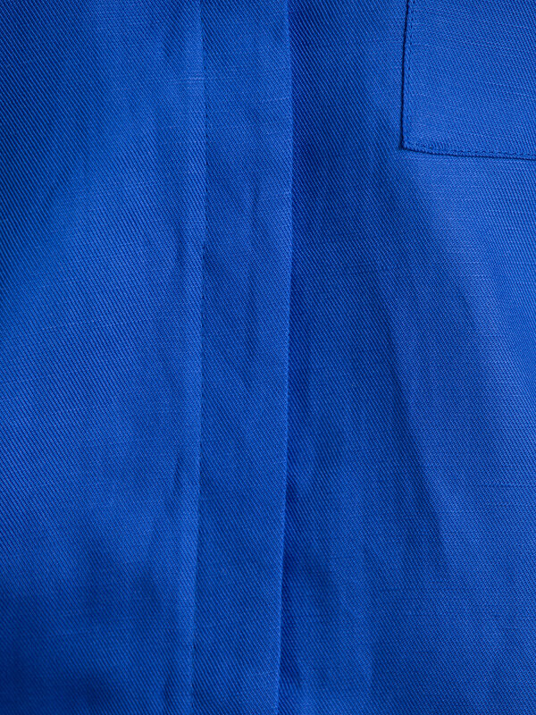 Selected Chemise boxy Lyra 5. Bleu éclatant - cette chemise légère en lin mélangé est votre alliée de l’été. Avec sa coup...