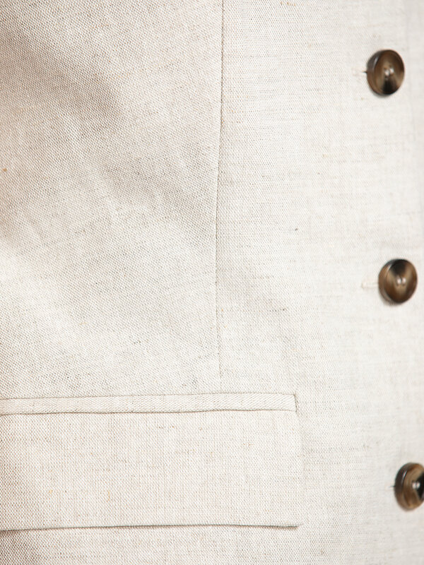 Selected Mouwloze jurk Venja 5. Tijdloze elegantie – deze mouwloze beige jurk in een luchtige linnenmix is jouw summer es...