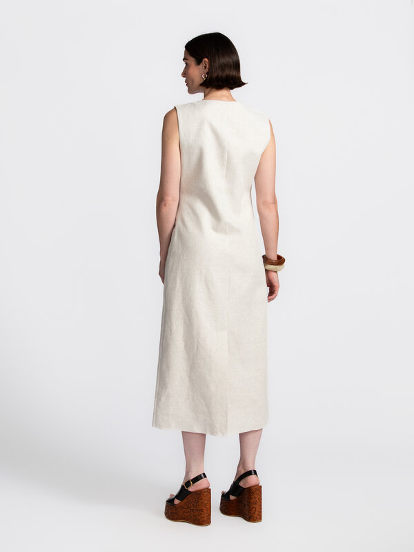 Selected Mouwloze jurk Venja 6. Tijdloze elegantie – deze mouwloze beige jurk in een luchtige linnenmix is jouw summer es...