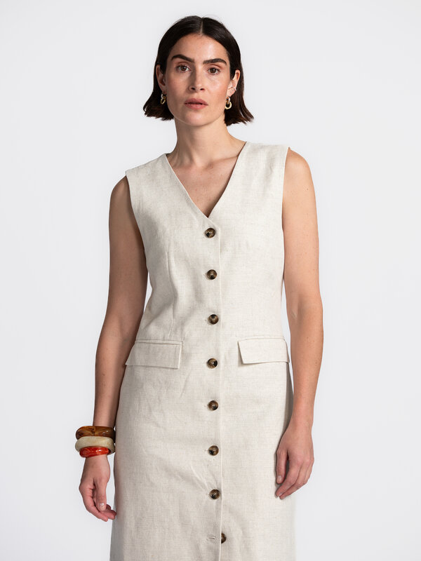 Selected Mouwloze jurk Venja 3. Tijdloze elegantie – deze mouwloze beige jurk in een luchtige linnenmix is jouw summer es...