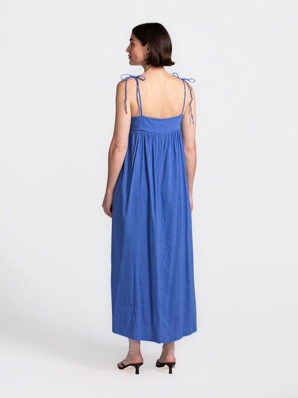Edited Robe longue Alida 6. Sky blue ! Cette robe maxi bleu clair est votre nouvelle alliée en vacances. Longue, légère e...