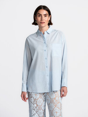 Hemd Yara. De must-have blouse voor je capsule wardrobe? Dit pastelblauwe exemplaar steelt gegarandeerd je hart. Heerlijk...