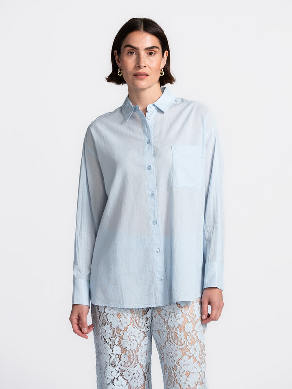 Les Soeurs Shirt Yara 1. The must-have blouse for your capsule wardrobe? This pastel blue one is guaranteed to steal your...