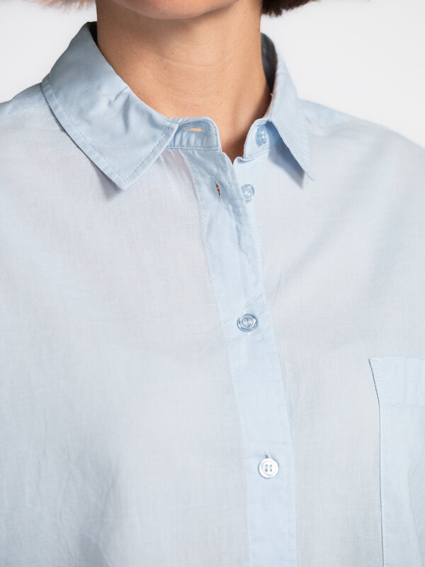 Les Soeurs Shirt Yara 4. The must-have blouse for your capsule wardrobe? This pastel blue one is guaranteed to steal your...