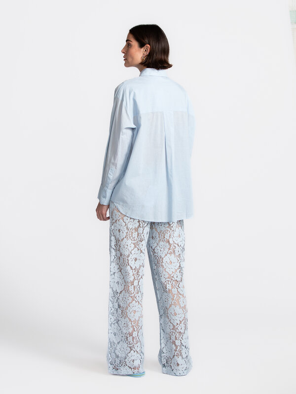 Les Soeurs Shirt Yara 6. The must-have blouse for your capsule wardrobe? This pastel blue one is guaranteed to steal your...