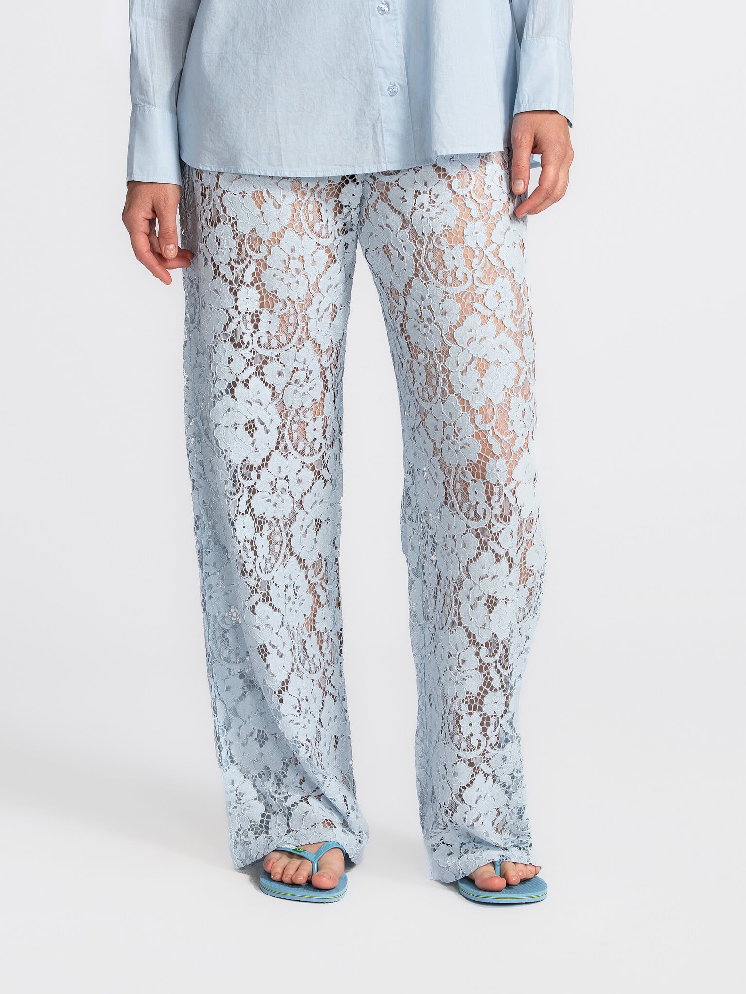Les Soeurs Pantalon en dentelle Reva 1. Le ciel bleu arrive - et ce pantalon de rêve est le vôtre pour l'occasion. Les dé...