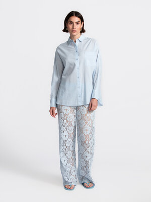Broek Reva. Blue skies are coming - en deze dromerige broek is je go-to voor de gelegenheid. De transparante kanten detai...