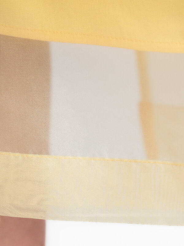 Les Soeurs Jupe organza Bruce 6. Cette jupe en organza jaune beurre capture la sensation du printemps en une tenue. La co...
