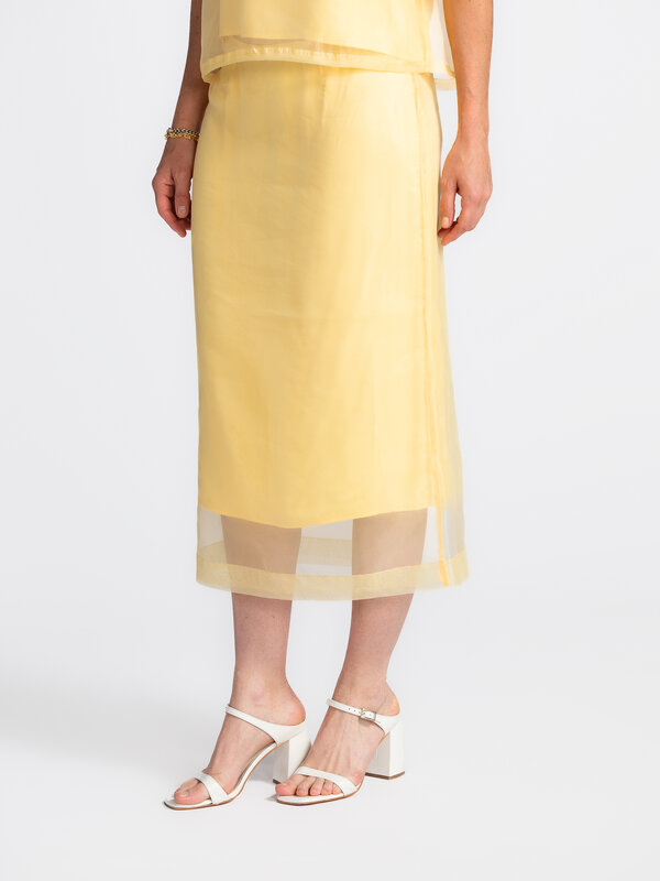 Les Soeurs Jupe organza Bruce 3. Cette jupe en organza jaune beurre capture la sensation du printemps en une tenue. La co...