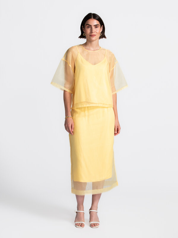 Les Soeurs Jupe organza Bruce 1. Cette jupe en organza jaune beurre capture la sensation du printemps en une tenue. La co...