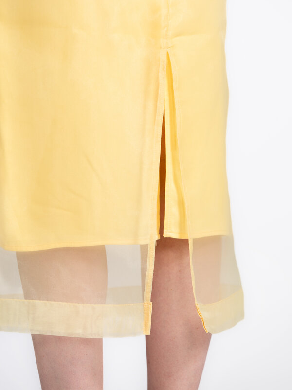 Les Soeurs Jupe organza Bruce 4. Cette jupe en organza jaune beurre capture la sensation du printemps en une tenue. La co...