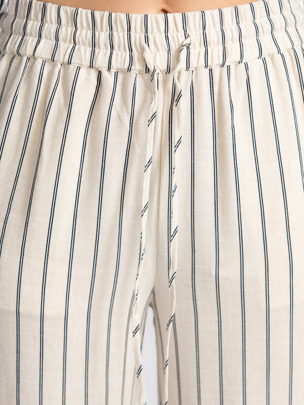 Selected Pantalon ample rayé Viva Gulia 4. Easy breezy linen squeezy – Ce pantalon large à rayures en mélange de lin lége...