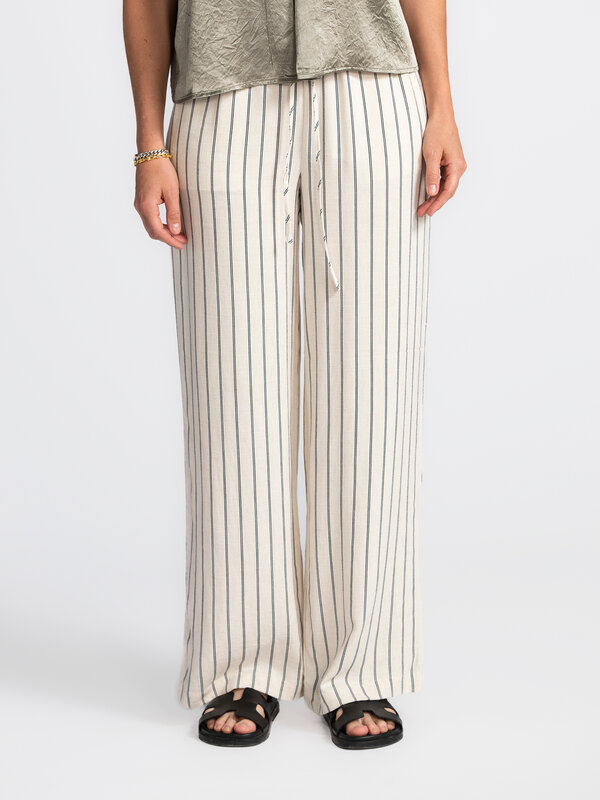 Selected Pantalon ample rayé Viva Gulia 3. Easy breezy linen squeezy – Ce pantalon large à rayures en mélange de lin lége...