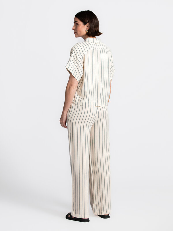 Selected Chemise rayée Viva Sun 5. Léger et stylé – cette chemise courte à rayures et col classique est parfaite pour vos...