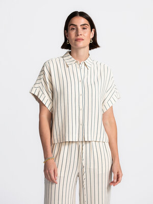 Hemd Viva Sun. Dit luchtige cropped hemdje met klassieke kraag en fijne streep straalt effortless summer style uit. De re...