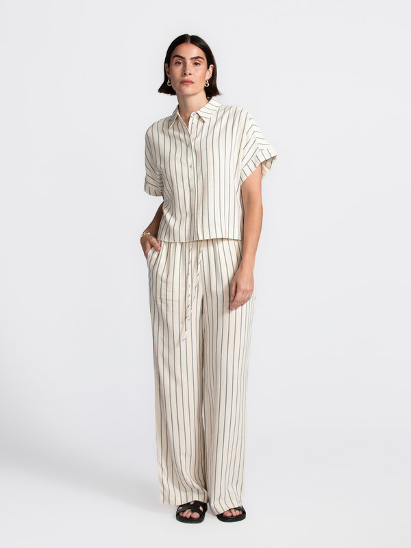 Selected Chemise rayée Viva Sun 4. Léger et stylé – cette chemise courte à rayures et col classique est parfaite pour vos...