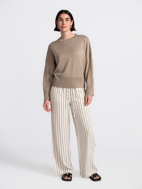 MBYM Gebreide trui Gillian Bravani 3. Taupe is altijd een goed idee. Deze zachte knit met licht oversized fit is het perf...