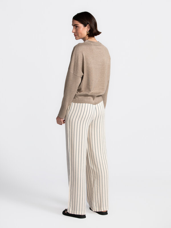 MBYM Gebreide trui Gillian Bravani 5. Taupe is altijd een goed idee. Deze zachte knit met licht oversized fit is het perf...