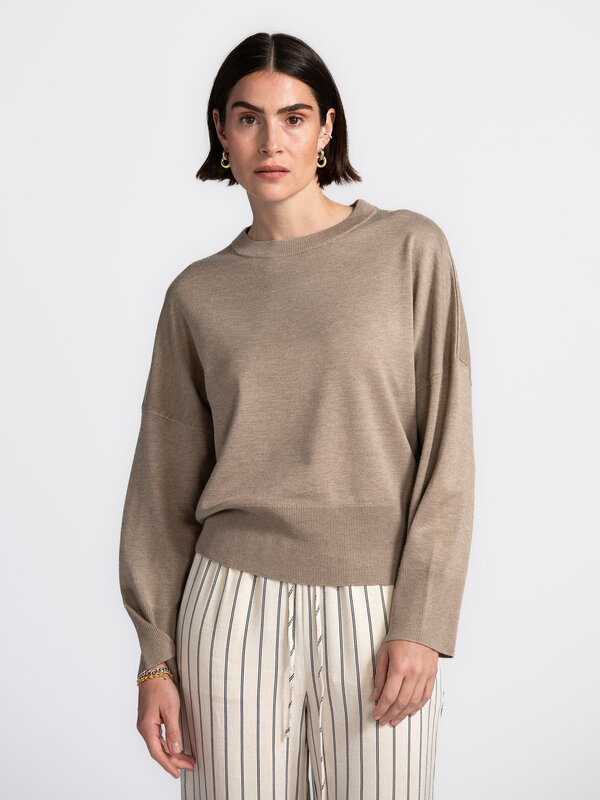 MBYM Gebreide trui Gillian Bravani 1. Taupe is altijd een goed idee. Deze zachte knit met licht oversized fit is het perf...