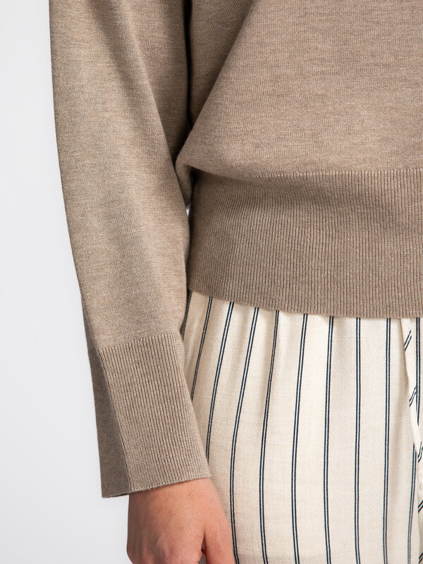 MBYM Gebreide trui Gillian Bravani 4. Taupe is altijd een goed idee. Deze zachte knit met licht oversized fit is het perf...