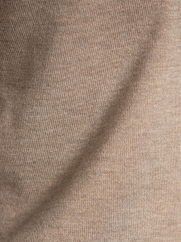 MBYM Gebreide trui Gillian Bravani 6. Taupe is altijd een goed idee. Deze zachte knit met licht oversized fit is het perf...