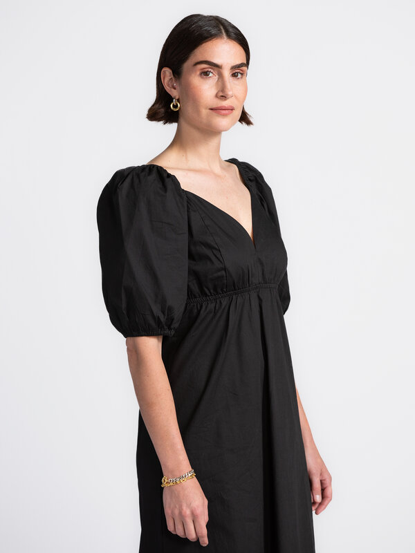 Edited Robe longue Senta 3. ’élégance en noir — une robe qui fait toujours effet. Cette robe longue noire en 100 % coton ...