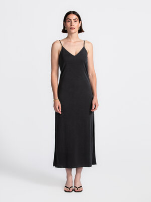 Robe Leslee Bosko. Little black summer proof – cette robe longue noire légère est parfaite pour l’été. Bretelles fines, c...