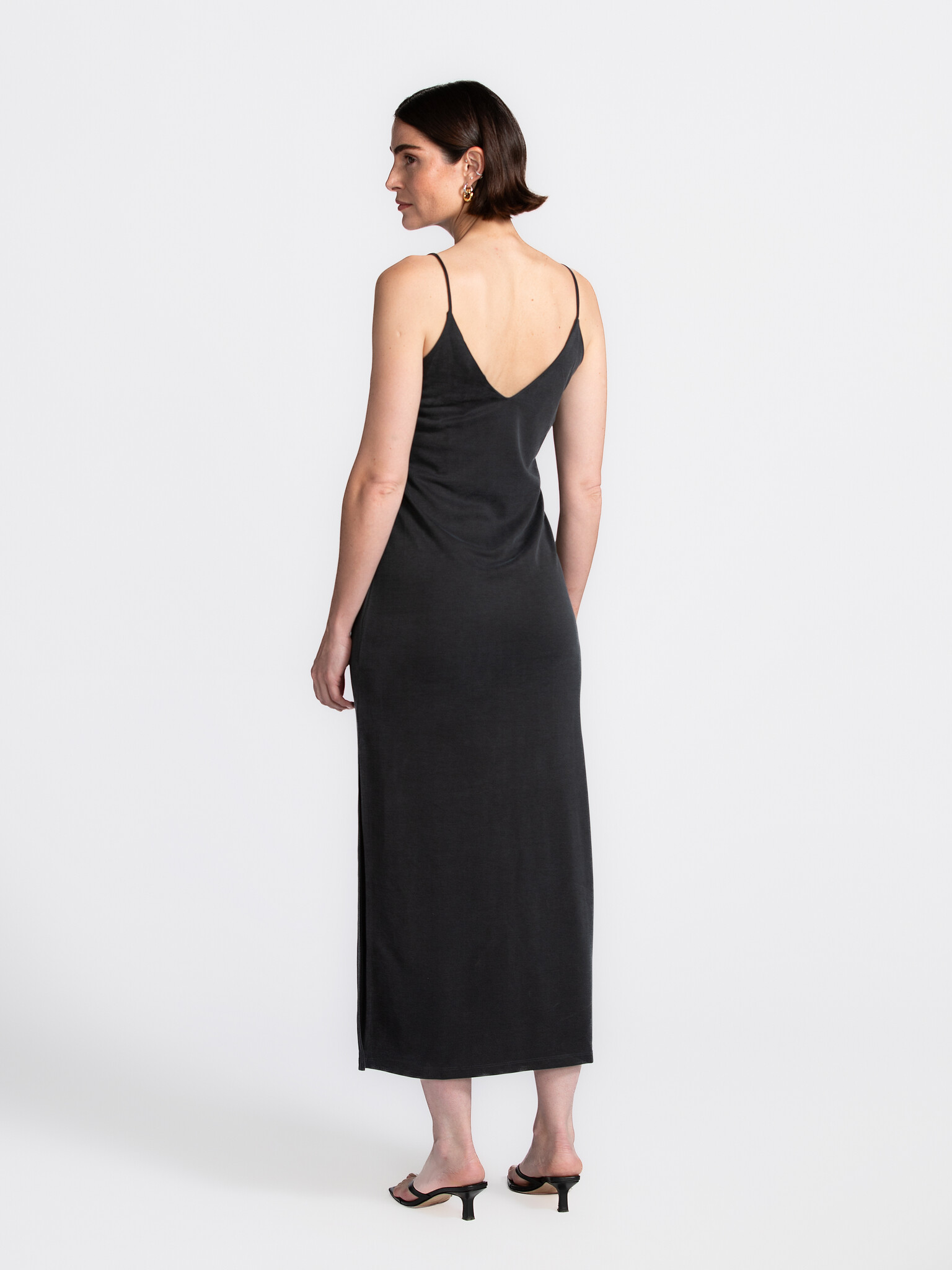 MBYM Maxi-jurk Leslee Bosko 5. Little black summer proof – deze luchtige zwarte maxi-jurk is je stijlvolle bondgenoot op ...