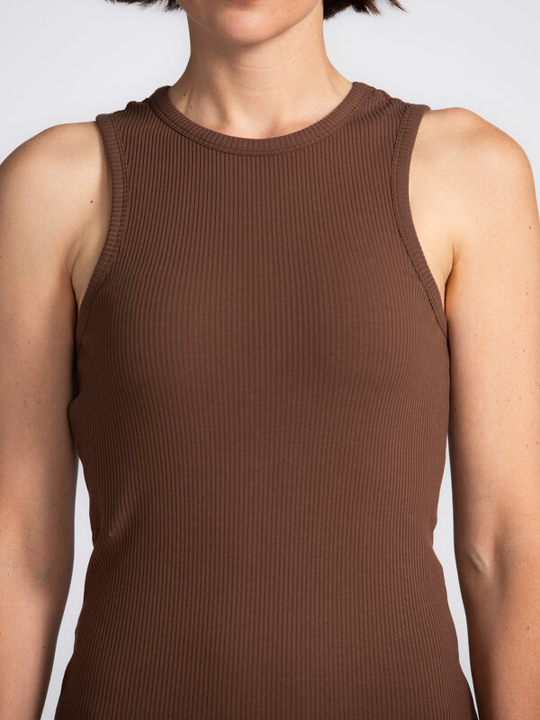 Selected Robe longue Anna 4. Moins c’est plus – cette robe sans manches en coton marron embrasse la simplicité avec éléga...