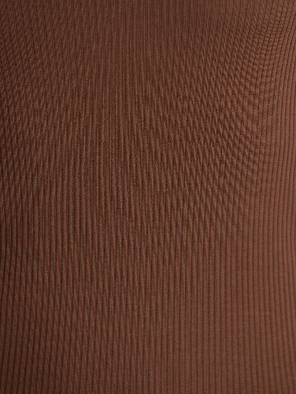 Selected Robe longue Anna 6. Moins c’est plus – cette robe sans manches en coton marron embrasse la simplicité avec éléga...