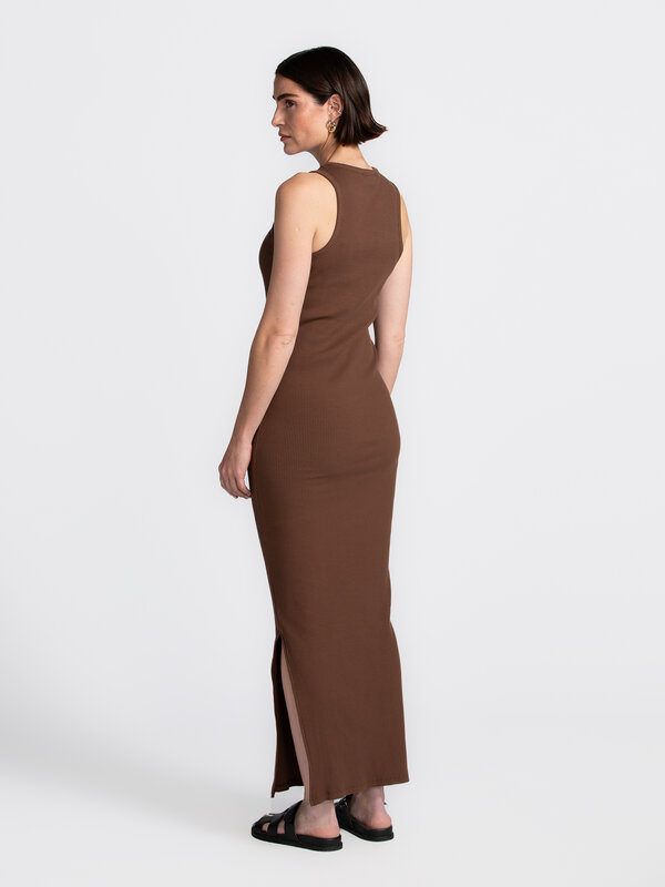 Selected Robe longue Anna 5. Moins c’est plus – cette robe sans manches en coton marron embrasse la simplicité avec éléga...