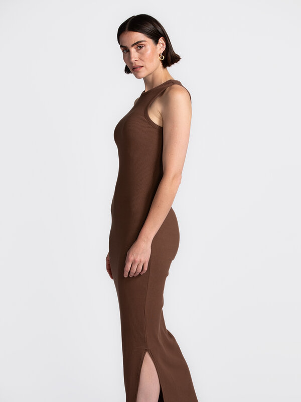 Selected Robe longue Anna 3. Moins c’est plus – cette robe sans manches en coton marron embrasse la simplicité avec éléga...