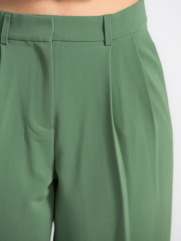 Les Soeurs Pleated trousers Johnny 4. Pleats please! Are you ready for the ultimate spring upgrade? These pleated pants s...