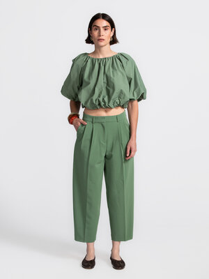 Broek Johnny. Pleats please! Ben je klaar voor de ultieme lente-upgrade? Deze plooibroek steelt de show: een fris saliegr...