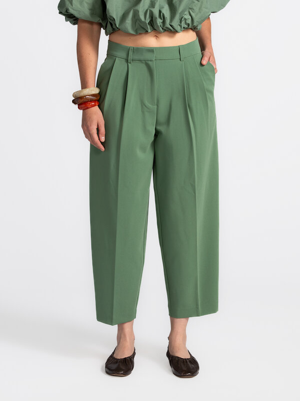 Les Soeurs Pantalon à pinces Johnny 3. Pleats please! Êtes-vous prête pour l'ultime mise à jour printanière? Ce pantalon ...