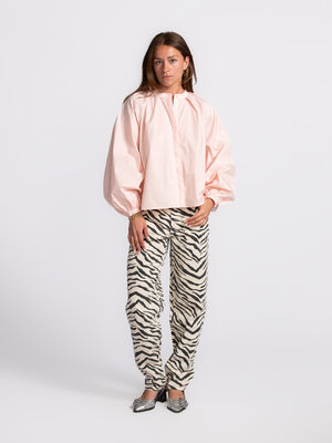 Jean Tokyo. Wild at heart! Ce pantalon noir et jaune insuffle une touche jungle à votre garde-robe citadine. L’imprimé zè...