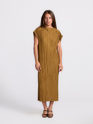 Dress Zanina. Effortlessly refined – this pleated dress in warm mustard is a true summer eye-catcher. The soft fabric, su...
