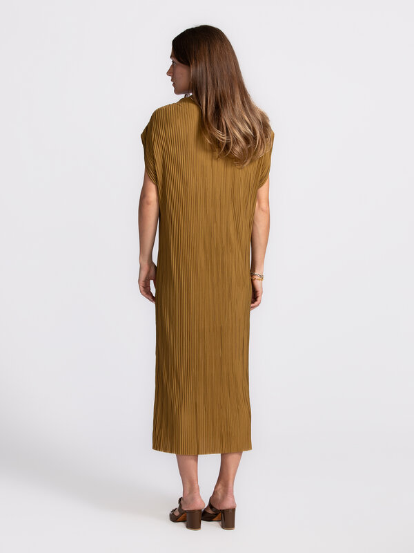 Edited Maxi dress Zanina 5. Effortlessly refined – this pleated dress in warm mustard is a true summer eye-catcher. The s...