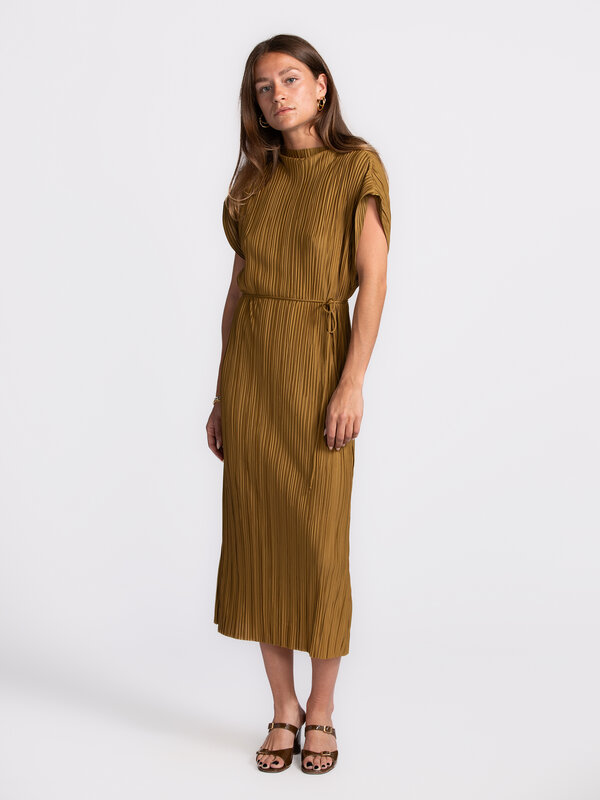 Edited Maxi dress Zanina 3. Effortlessly refined – this pleated dress in warm mustard is a true summer eye-catcher. The s...