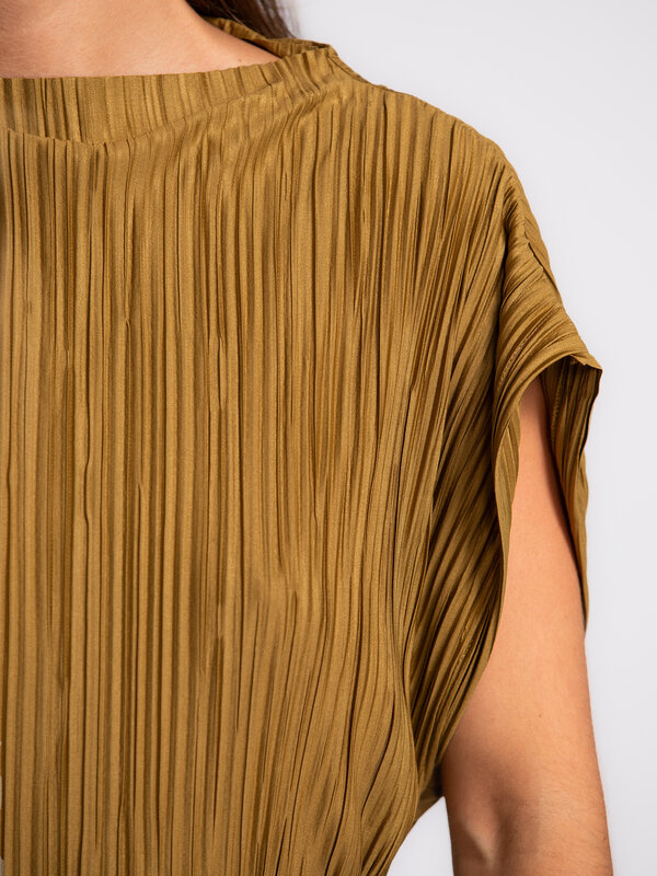 Edited Maxi dress Zanina 4. Effortlessly refined – this pleated dress in warm mustard is a true summer eye-catcher. The s...