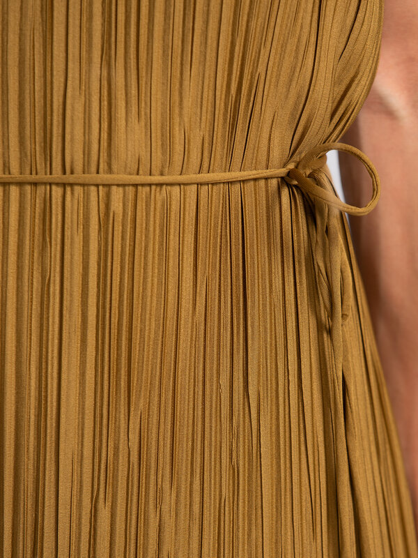 Edited Maxi dress Zanina 6. Effortlessly refined – this pleated dress in warm mustard is a true summer eye-catcher. The s...