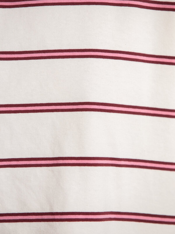 Les Soeurs Gestreept T-Shirt Channing 6. Dé perfecte streep bestaat! In dit ecru T-Shirt met roze en bordeauxrode lijnen ...