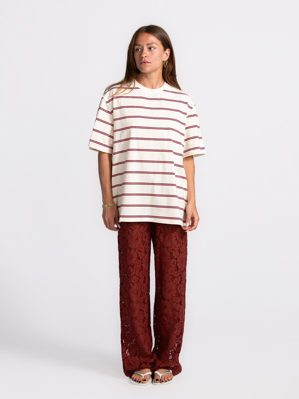 Les Soeurs Gestreept T-Shirt Channing 4. Dé perfecte streep bestaat! In dit ecru T-Shirt met roze en bordeauxrode lijnen ...