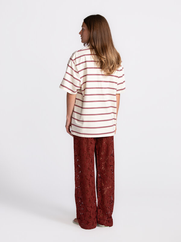 Les Soeurs  Striped T-Shirt Channing 5. The perfect stripe exists! In this ecru T-Shirt with pink and burgundy lines, you...