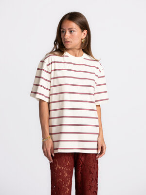 Gestreept T-Shirt Channing. Dé perfecte streep bestaat! In dit ecru T-Shirt met roze en bordeauxrode lijnen beweeg je met...
