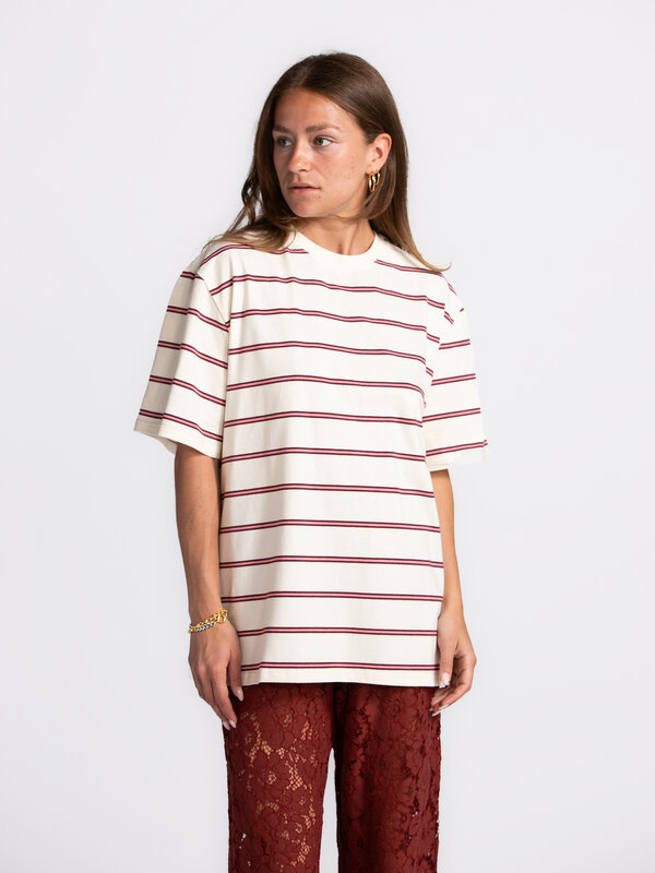 Les Soeurs Gestreept T-Shirt Channing 1. Dé perfecte streep bestaat! In dit ecru T-Shirt met roze en bordeauxrode lijnen ...