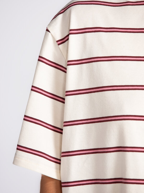 Les Soeurs Gestreept T-Shirt Channing 3. Dé perfecte streep bestaat! In dit ecru T-Shirt met roze en bordeauxrode lijnen ...