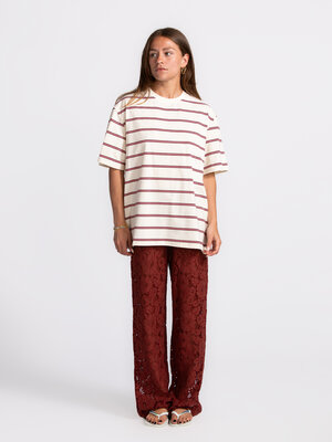 Broek Reva. Classy in burgundy – onze favoriet is terug in tijdloos bordeaux! Dromerig, speels en luchtig voor zonnige da...