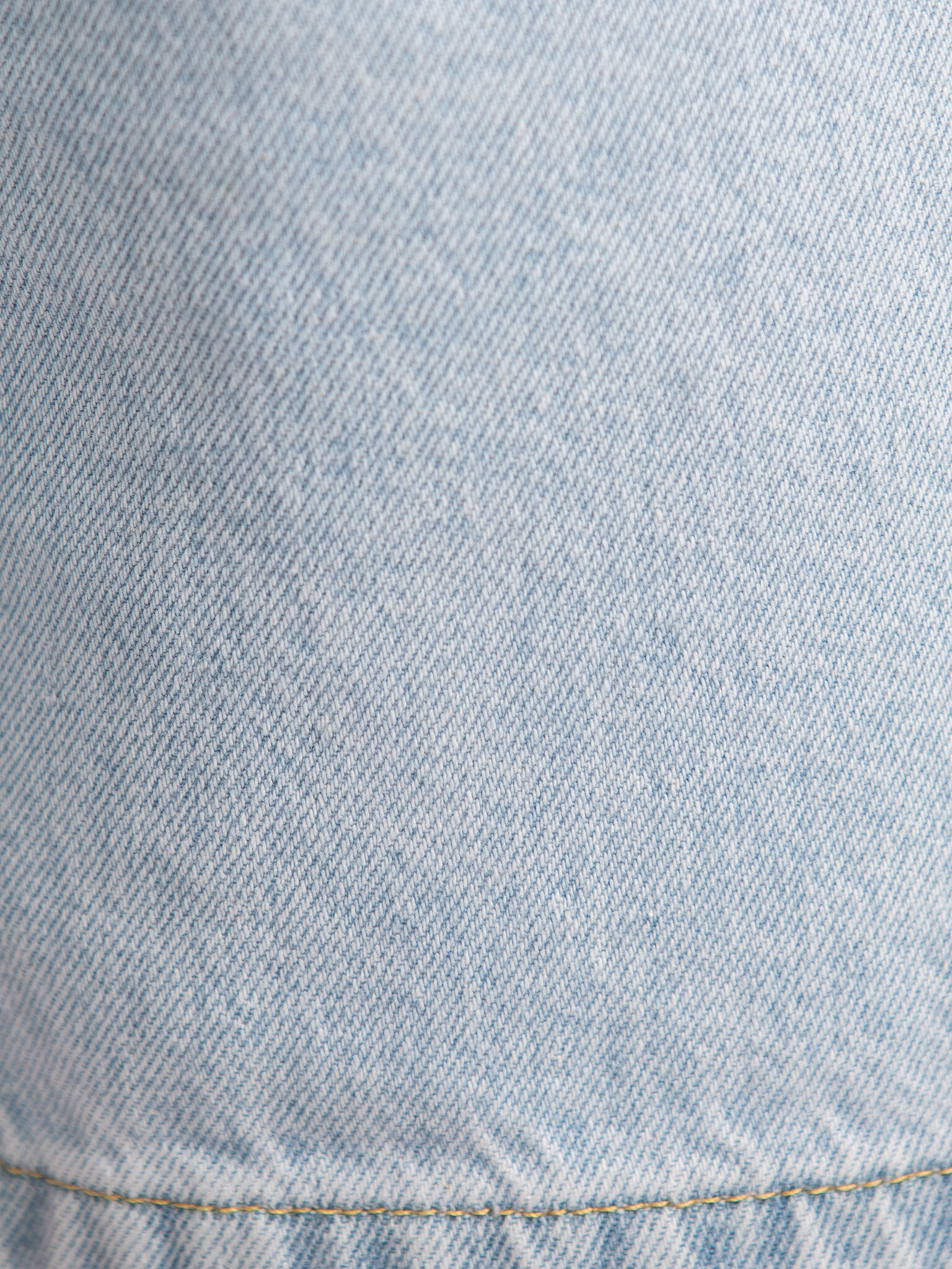 Edited Short bermuda en denim Phoenix 6. Cool & casual - Ce bermuda en denim bleu clair est parfait pour les journées ens...