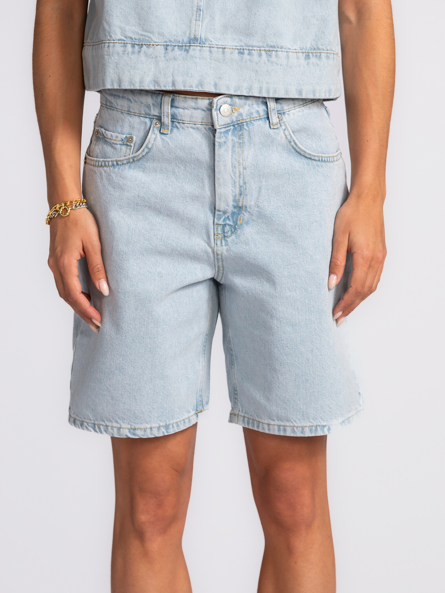 Edited Short bermuda en denim Phoenix 4. Cool & casual - Ce bermuda en denim bleu clair est parfait pour les journées ens...